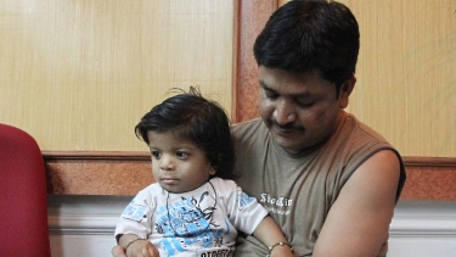 Акшат в скута на баща си