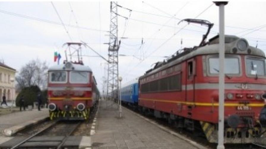 Стълб от магистрала "Тракия" затвори жп линията за Бургас