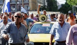 Стачкуващи таксиметрови шофьори скандират пред парламента в Атина