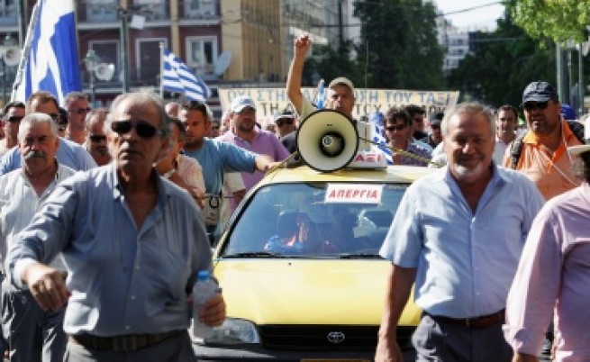 Стачкуващи таксита возят безплатно в Гърция