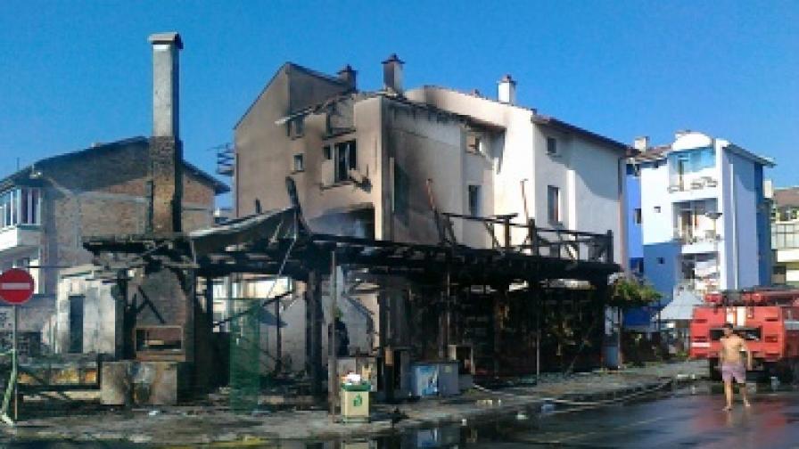 Пожар в Китен изпепели къща и две заведения