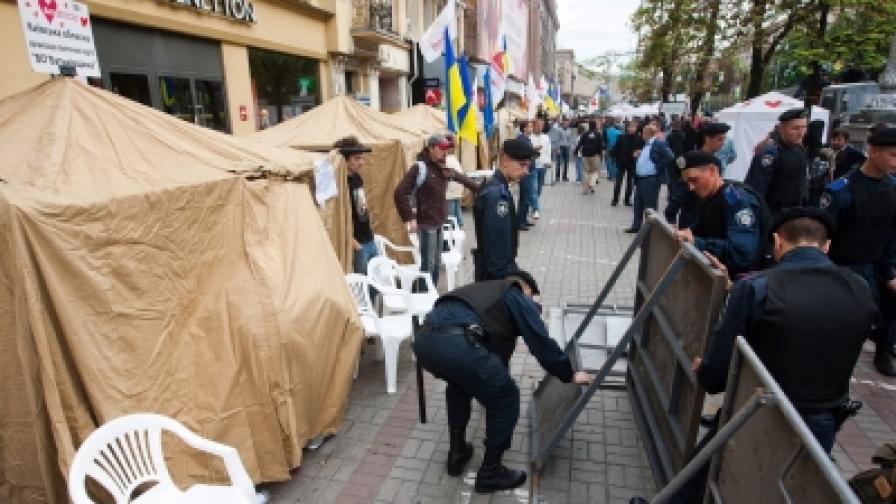 Полицаи обграждат с бариери протестния палатков лагер в защита на Юлия Тимошенко в Киев