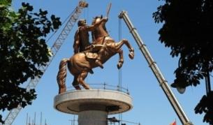 Бронзовата статуя на Александър Македонски в центъра на Скопие предизвиква критики и подигравки