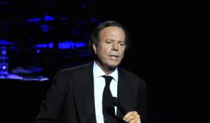 Хулио Иглесиас ще съди Северен Кипър