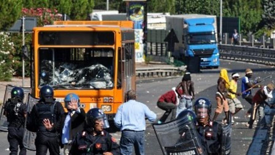 В началото на август в южния град Бари бяха ранени над 30 души, в това число и 20 полицаи, при сблъсъци между имигранти и полицаи