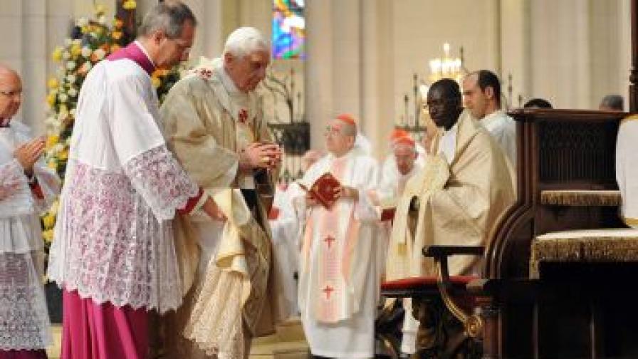 Папа Бенедикт Шестнадесети по време на месата в Алмудена