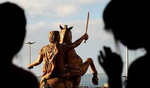 Паметникът "Воин на кон" е центъра на Скопие