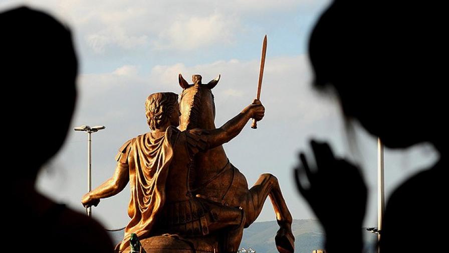 Паметникът "Воин на кон" е центъра на Скопие