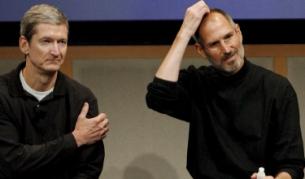 Стив Джобс (вдясно) и неговият наследник начело на 'Епъл' Тим Кук