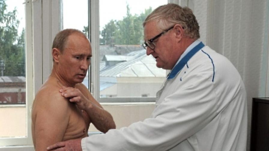 Путин отново показа голо тяло, този път се съблече, за да бъде прегледан от лекар, тъй като получил разтежение на рамото при тренировка по джудо