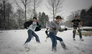 Момчета от София се забавляват в първия ден на обявената национална стачка на учениците за по-дълга зимна ваканция - снимка от 3 януари 2011 г.