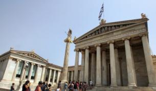 Все повече икономисти смятат, че обявяването на неплатежоспособност е единствения изход на кризата в Гърция