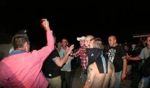 Гл. секретар на МВР Калин Георгиев (с черната тениска)се опитва да разтговаря с младежите, дошли от Пловдив в Катуница в нощта на 25-и срещу 26-и септември 2011 г.