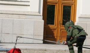 Екип на СДОТО премахва подозрителния сак оставен от мъжа, който хвърли димките при парламента