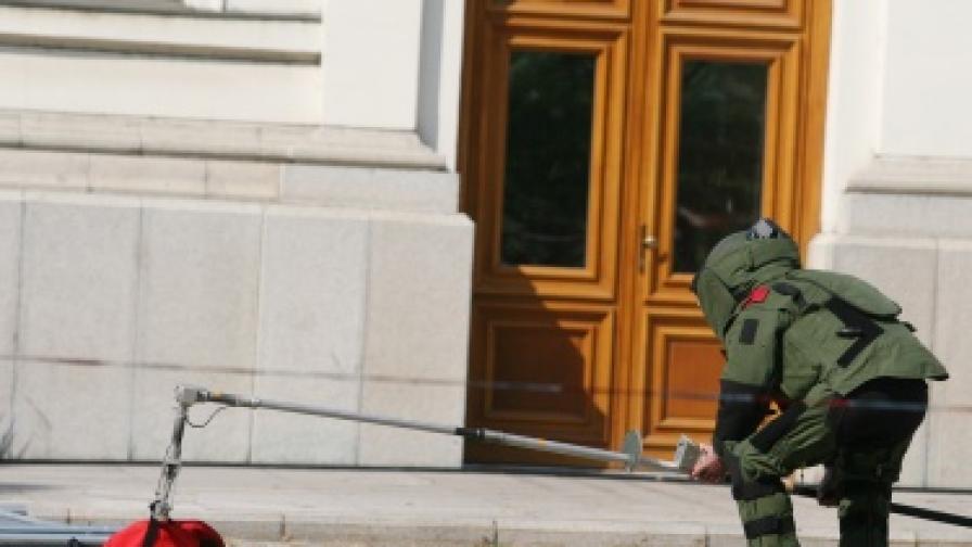Екип на СДОТО премахва подозрителния сак оставен от мъжа, който хвърли димките при парламента