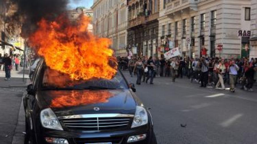 Кола, подпалена от демонстрантите в Рим