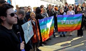 Протест срещу хомофобията и насилието пред сградата на правителството в Белград