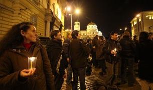 Няколкостотин служители на БАН се включиха в мълчалив протест със свещи срещу орязания бюджет на академията на 1 ноември - Деня на народните будители