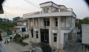 Една от опожарените през септември къщи на фамилията Ращкови в село Катуница