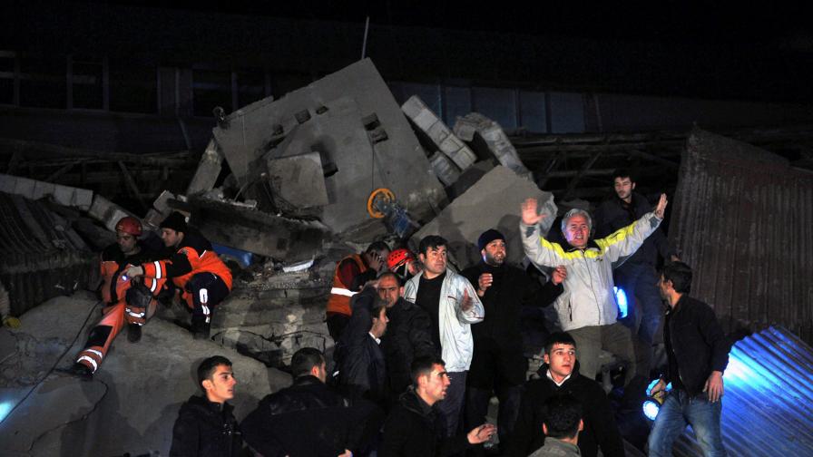 Най-малко трима са загинали от труса в окръг Ван; повече от 50 души са затрупани в рухналия хотел