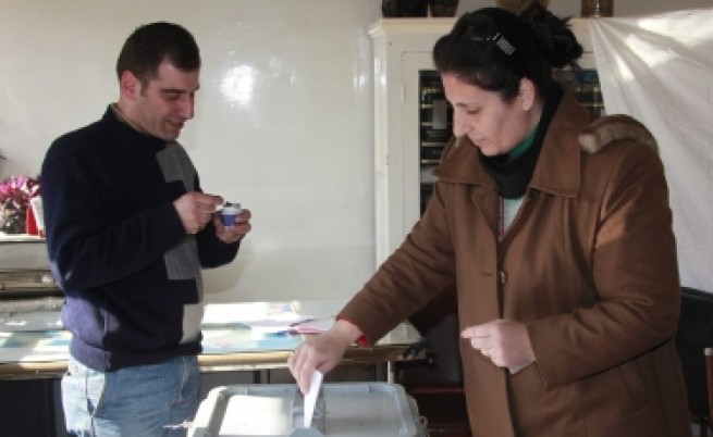 На фона на насилието в Сирия провеждат избори