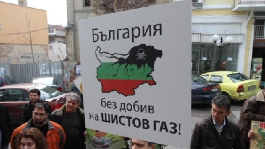 Няколко души стояха с лозунг пред Областната управа във Варна по време на срещата
