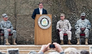 Министърът на отбраната на САЩ Лион Панета на церемонията по сваляне на знамето на американските войски в Багдад