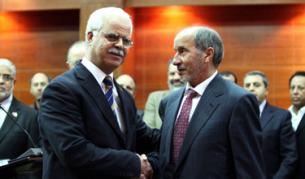 Либийският министър на икономиката Тахар Шаркас и премиерът Абдул Рахим ал Киб
