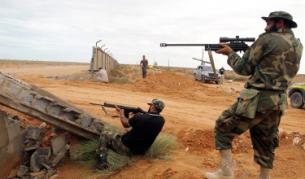 Либийските бунтовници не бързат да сложат оръжие