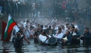Около 200 мъже влязоха в студените води на Тунджа в Калофер за традиционното мъжко хоро на Богоявление
