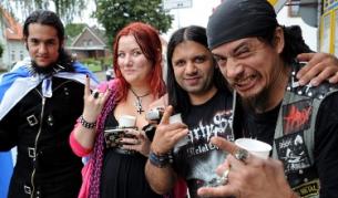 Аржентински меломани позират за снимка преди рок концерт