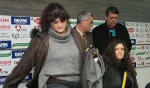 Малина, Ралица и Петър (с черното яке) Начкови искат оставката на вътрешния министър Цветанов