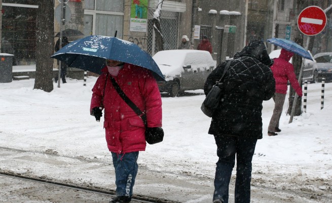 Бедстващи общини заради дъжд, сняг и свлачища