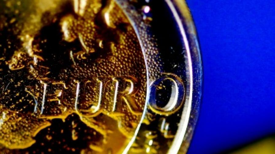 Еврото остава под натиск заради гръцкия дълг