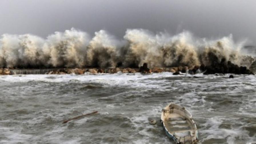 Вълни с височина от 5 метра разрушават буните и бреговите съоръжения в Кранево