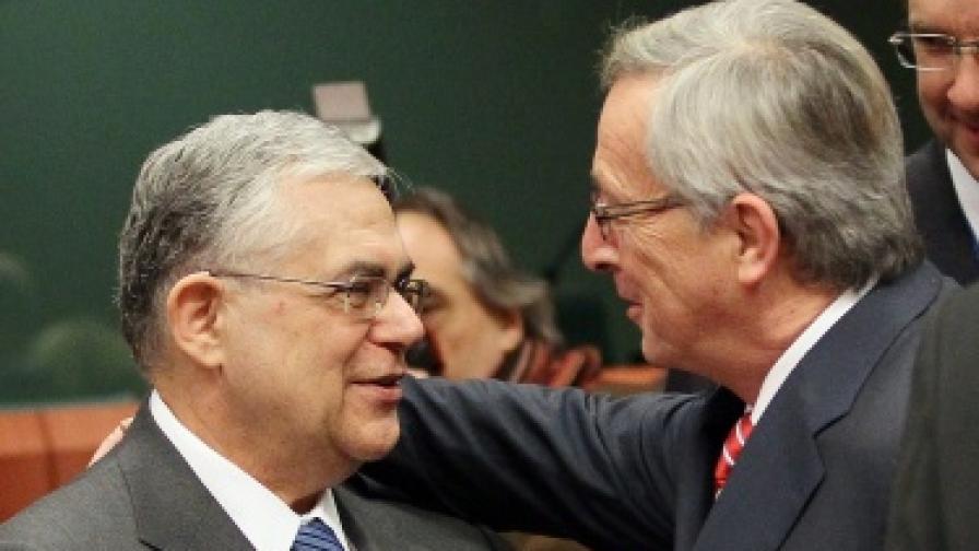 Гръцкият премиер Лукас Пападимос (вляво) и шефът на Еврозоната Жан-Клод Юнкер