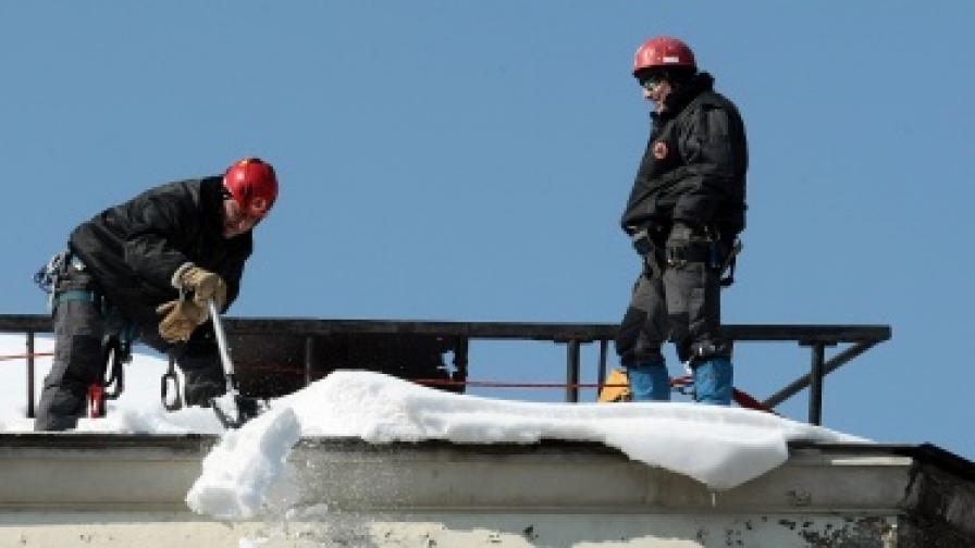 Непочистеният лед по покривите може да е опасен