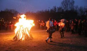 Най-характерен обичай за празника е запалването на празнични огньове, наричани Сирнишки