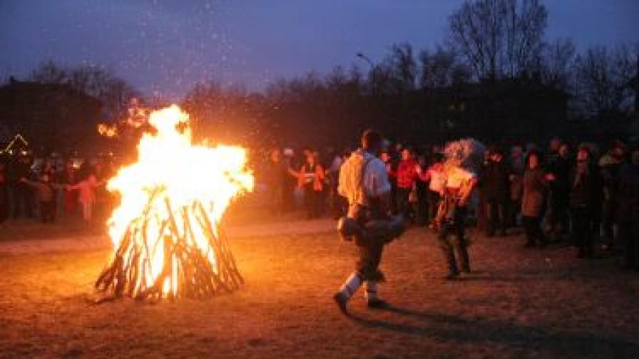 Най-характерен обичай за празника е запалването на празнични огньове, наричани Сирнишки