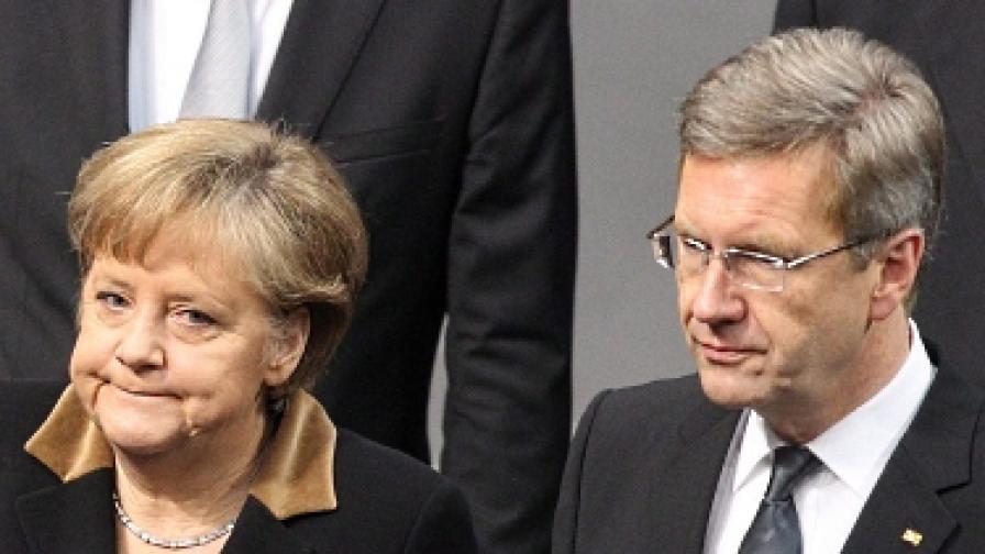 Вулф (вдясно) бе предложен за поста през 2010 г. от канцлера Ангела Меркел