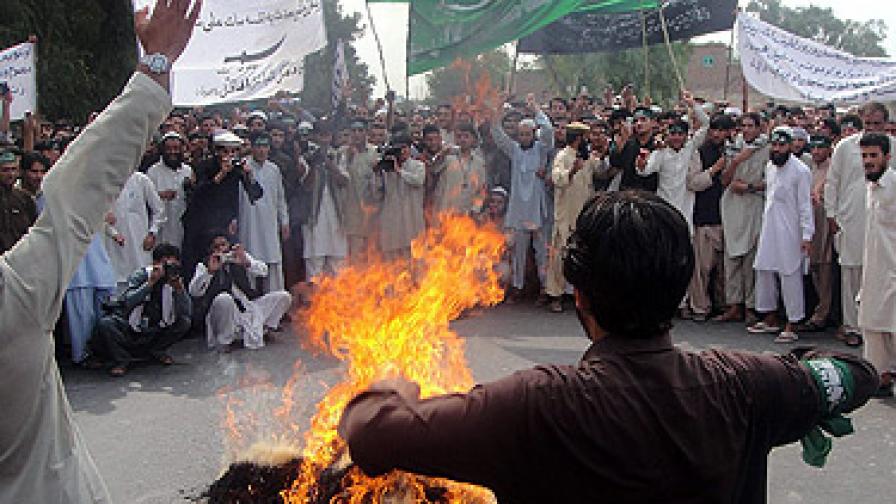 Студенти от университета в Джалалабад скандират антиамерикански лозунги и горят чучела на протест срещу стрелбата