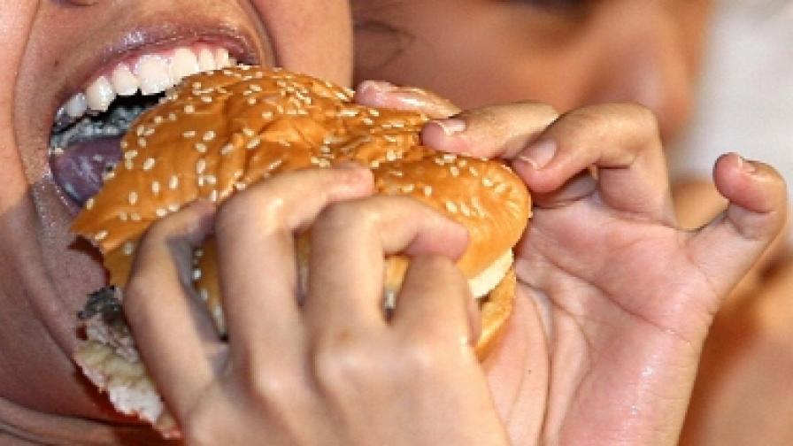 Съд присъди компенсация за "мъчение с хамбургери"