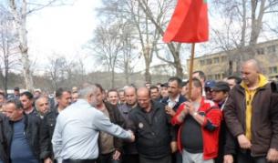 Министър Тотю Младенов при протестиращите в "ОЦК Кърджали"