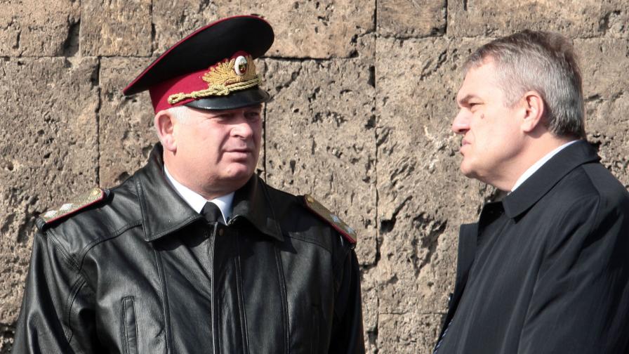 Предишният директор на НРС Кирчо Киров и тогавашният вътрешен министър Румен Петков разговарят след края на панихидата за Архангелова задушница през ноември 2007 г.