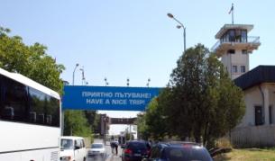 В края на смяната служителите били заловени, докато разпределяли купчини пари от подкупи пред себе си