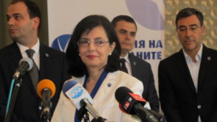 Меглена Кунева избра 9 май – Деня на Европа, за да обяви в Русе, че ще учреди партия "България на гражданите. Политическият й проект ще работи паралелно с едноименното сдружение, а амбицията е да се привлекат млади и нови хора и повече жени