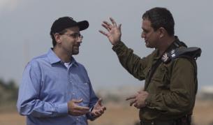 Дан Шапиро (вляво) разговаря с израелски войник (август 2011 г.)