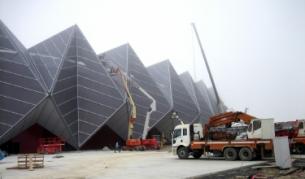 Строителните работи в и около Кристалната зала в Баку продължават до последните дни преди концертите на "Евровизия"