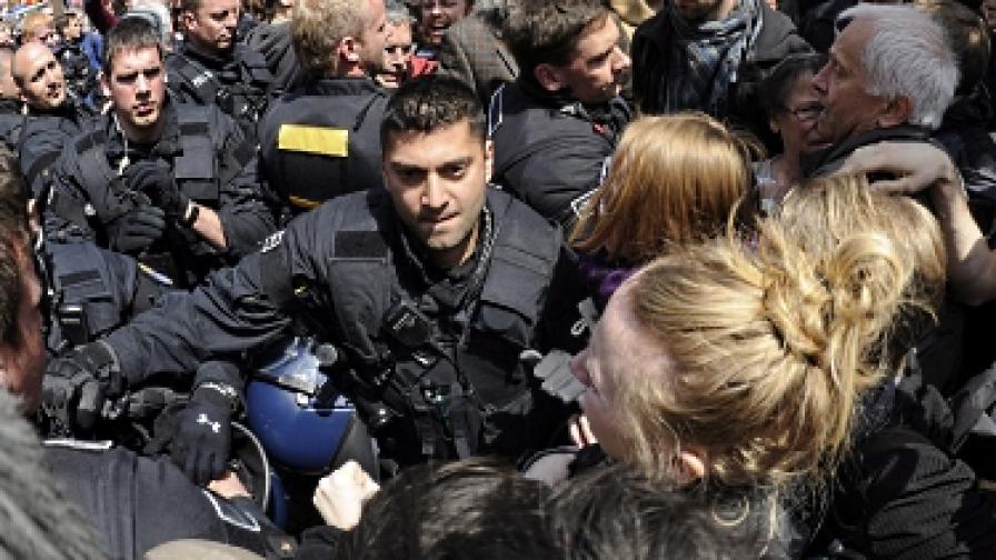 Полицията арестува около 400 демонстранти във Франкфурт