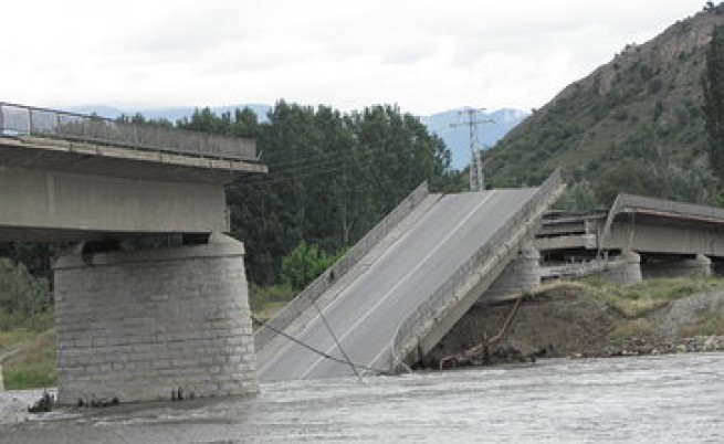 Срути се мост над р. Струма, кола падна във водата